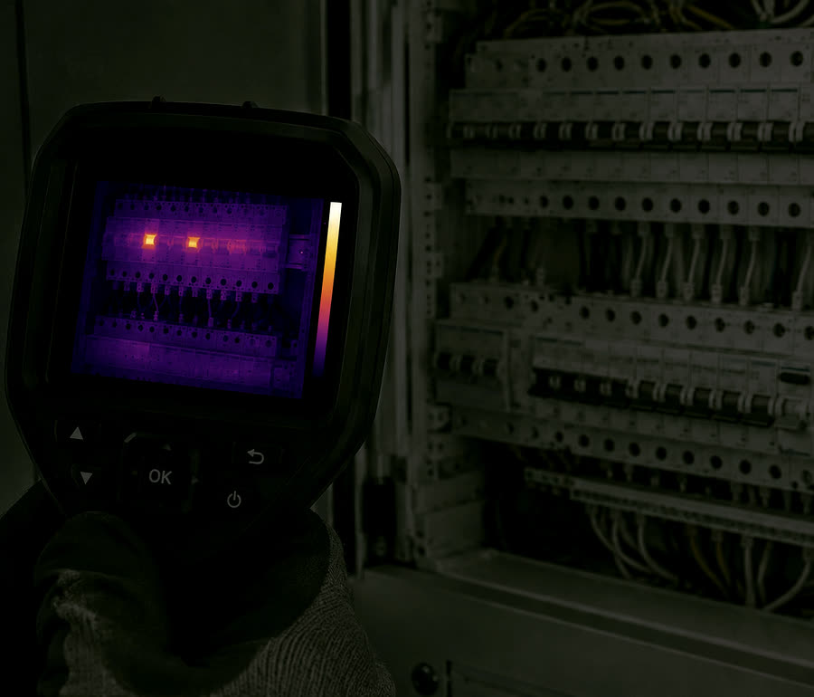 Termografisk kamera rettet mot et elektrisk fordelingsskap under kontroll.